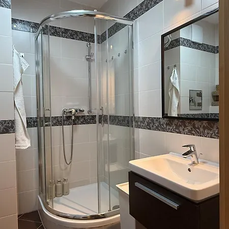 Easy Access Bright 1br With Underground Parking 프라하