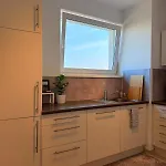 Easy Access Bright 1br With Underground Parking *