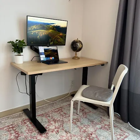 Easy Access Bright 1br With Underground Parking Lejlighed Prag