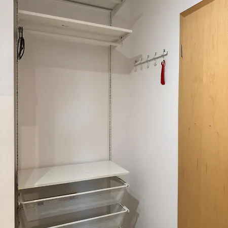 Easy Access Bright 1br With Underground Parking