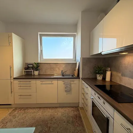 Easy Access Bright 1br With Underground Parking