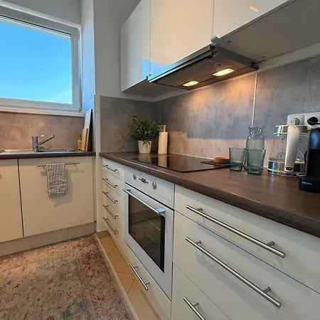 Easy Access Bright 1br With Underground Parking Lejlighed
