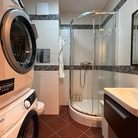 Easy Access Bright 1br With Underground Parking *