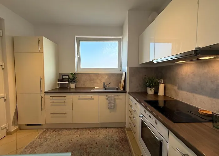 Easy Access Bright 1br With Underground Parking