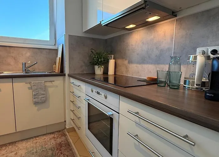 Easy Access Bright 1br With Underground Parking Lejlighed