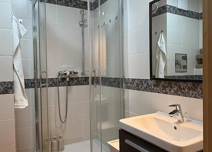 Easy Access Bright 1br With Underground Parking Praga