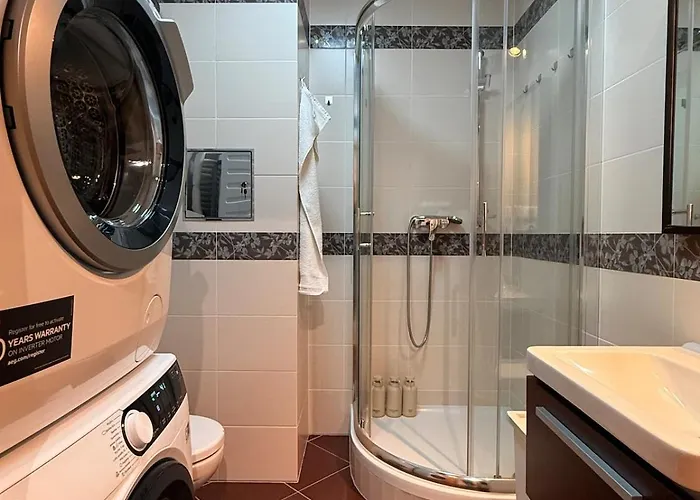 Easy Access Bright 1br With Underground Parking *