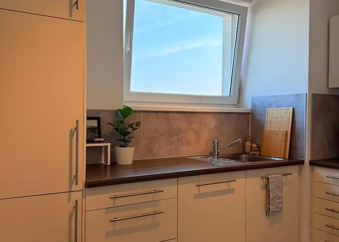 Easy Access Bright 1br With Underground Parking *